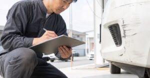 太田市でバンパー修理を依頼する際の傷やへこみの修理費用を確認する自動車整備士