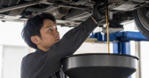 太田市でオイル交換をする自動車整備士とエンジンオイルの料金や交換時期をイメージした画像