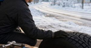 太田市でスタッドレス交換をする時期を判断するため、冬の道路とスタッドレスタイヤを確認する様子